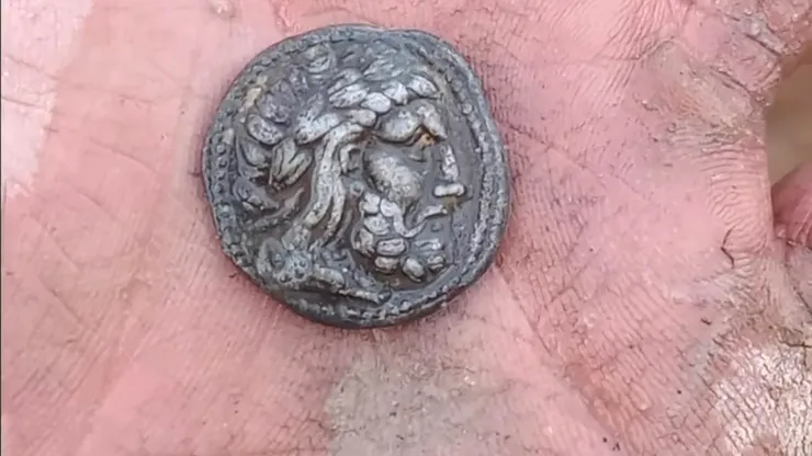Descoperire arheologică în Gorj: monede grecești din vremea lui Filip al II-lea, vechi de peste 2.000 de ani, găsite cu detectorul de metale