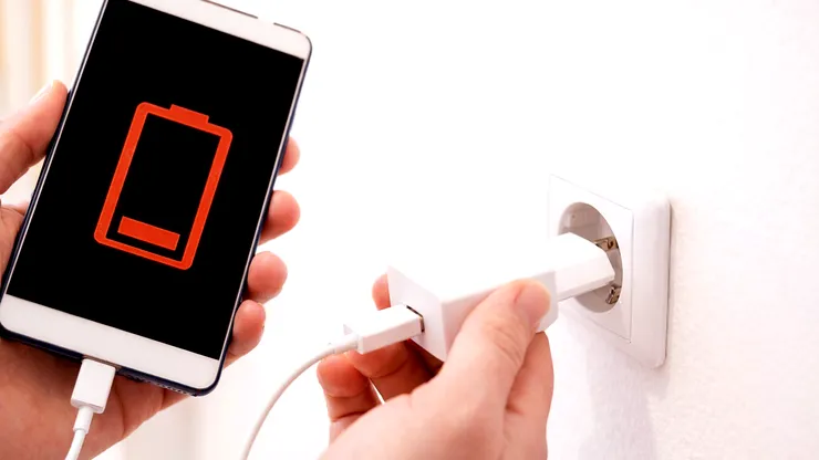 Încărcarea telefonului în ordinea greșită îl poate strica. Greșeala de 2 secunde pe care o fac mulți