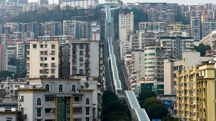 Cea mai lungă scară rulantă urbană din lume are 905 metri și urcă până în vârful unui oraș montan