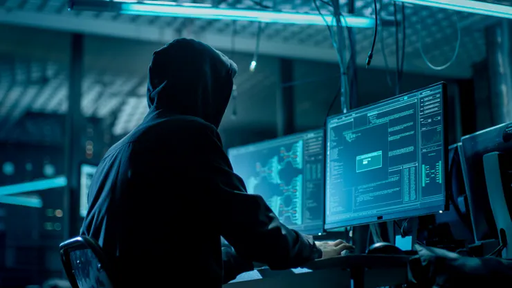 Un singur hacker a spart peste 100 de site-uri folosind agenți AI. Atacurile au costat doar 50 de dolari fiecare, iar printre victime se numără companii uriașe