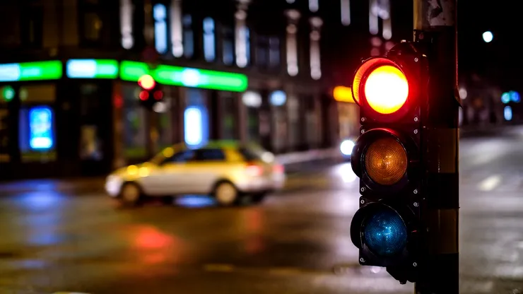 Orașul din România care va avea semafoare inteligente: trec automat pe roșu dacă depășești viteza