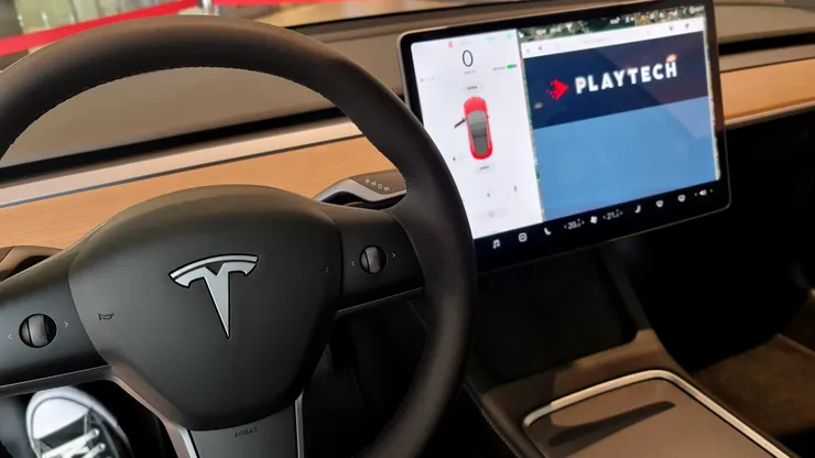 Momentul când o Tesla autonomă a încercat să-l bage pe un șofer în lac. Clipul viral care trădează limitările tehnologiei lui Elon Musk
