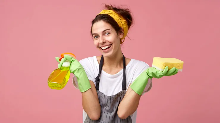 Ce salariu are o femeie de serviciu în 2026: sumele dezvăluite de români