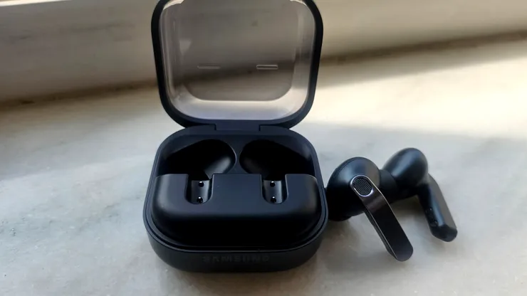 REVIEW Galaxy Buds4 Pro: căștile Samsung care pun accent pe sunet premium, apeluri clare și confort zilnic. Cum au ajuns, surprinzător de repede, partenerul meu de zi cu zi