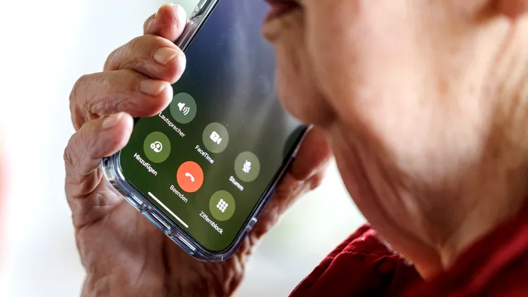 Nu răspunde „da” la telefon: escrocheria periculoasă care te poate băga în contracte false