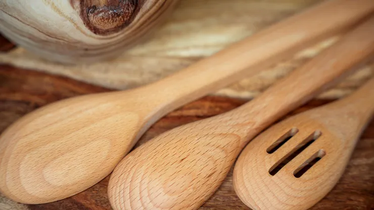 Cum cureți corect ustensilele de lemn și trucul care le prelungește viața în bucătărie