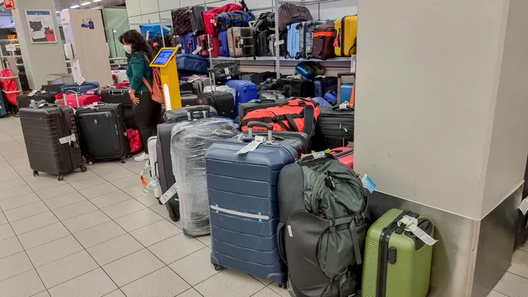 Ce se întâmplă cu bagajele nerevendicate de pe Aeroportul Otopeni. Cât timp sunt păstrate și ce se întâmplă cu ele după un an