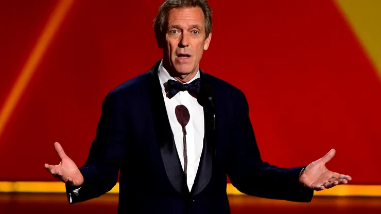 Hugh Laurie a răspuns viral după ce o jurnalistă a spus că toate episoadele din Doctor House sunt la fel. Replica actorului a făcut furori online