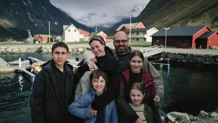 REVIEW Fjord – Cum să mănânci lent ciorbă românească, dar în norvegiană. Conservatorismul sau progresismul? Cine câștigă lupta în filmul lui Cristian Mungiu