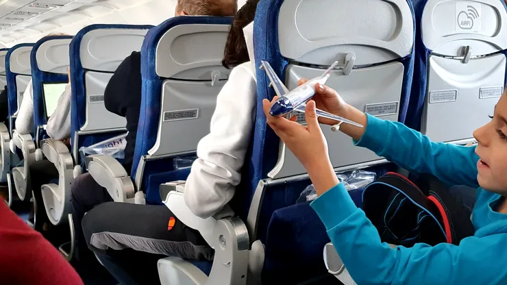 Decizie la Bruxelles: bagajul de mână inclus în prețul biletului de avion, iar întârzierile de trei ore rămân compensate