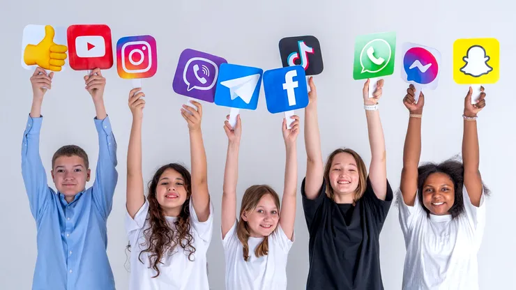 Marea Britanie anunță o măsură radicală: copiii sub 16 ani pierd accesul la TikTok și Instagram