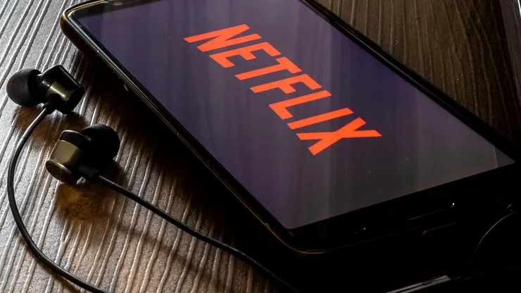 Seriale relaxante de pe Netflix pe care le poți urmări și când faci altceva