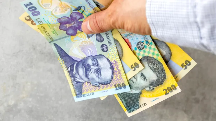 Românii sub 30 de ani pot încasa bani în fiecare lună dacă se angajează. Bonusul oferit de stat