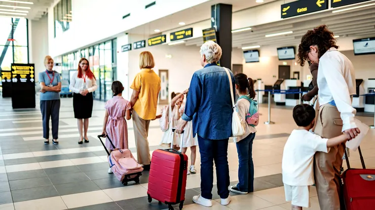 Cu ce document nu poate ieși un copil din România? Confuzia care îi poate lăsa pe mulți părinți în aeroport