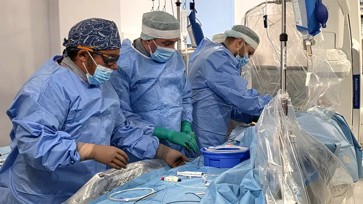 Intervenție cardiacă rară la Spitalul MedLife Polisano Sibiu: procedură TAVI realizată cu succes la un pacient cu inima poziționată în partea dreaptă