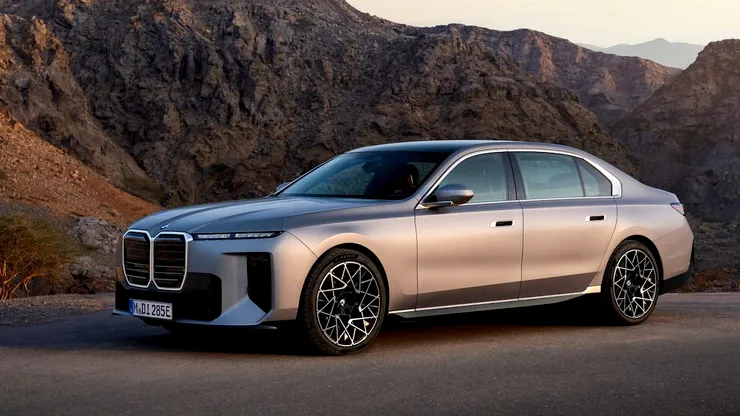 BMW transformă noul i7 într-o limuzină pentru VIP-uri. Cinema 8K pe banchetă, peste 720 km autonomie și un program special pentru șoferi