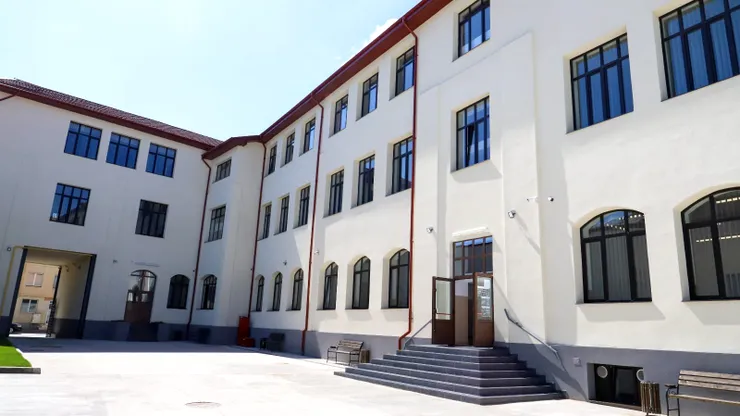 Ce a făcut elevul din Pitești după ce și-a atacat colegii cu o macetă. “Elevii erau panicați, tremurau”. Ce măsură cere urgent ministrul Educației