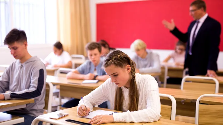 Noile manuale de clasa a IX-a, prea complexe pentru elevi. Profesoară de Limba română, după zeci de ani la catedră: „M-a cuprins disperarea”