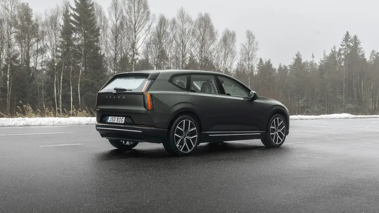 Noul Volvo EX60 promite până la 810 kilometri autonomie, dar constructorul se confruntă cu dificultăți. Ce se întâmplă cu livrările