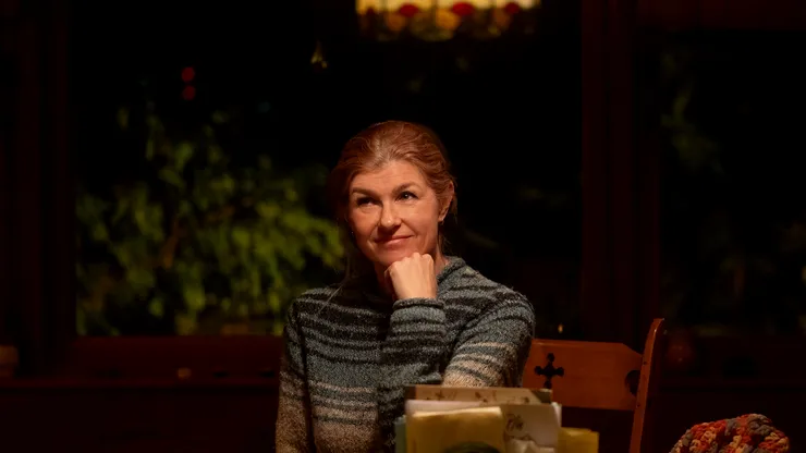 „Fals”, noul serial de mister de pe Disney+, te face să te întrebi dacă îți cunoști cu adevărat familia. Povestea unei mame care pare înlocuită de o impostoare