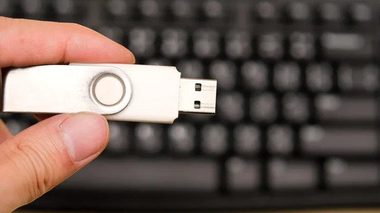 Cine a inventat stickul USB și de ce există mai multe versiuni ale poveștii