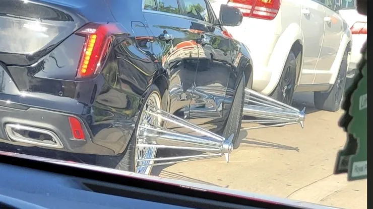 Ce sunt „țepii” uriași care ies din roțile unor mașini. La ce folosesc și unde sunt legali
