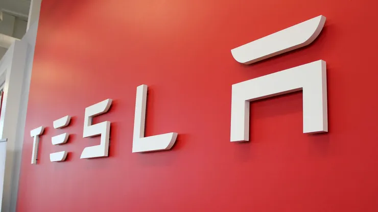 Tesla vrea să aducă în Europa tehnologia care permite mașinii să conducă singură. Cercetătorii pun la îndoială datele de siguranță