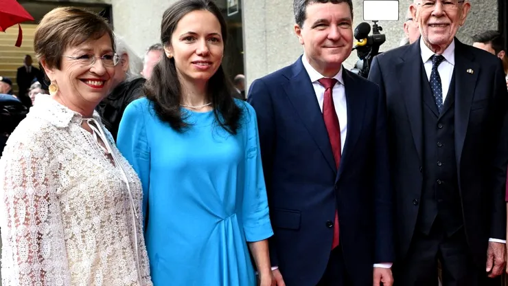 Cât costă rochia purtată de Mirabela Grădinaru la prima sa vizită oficială. Prima Doamnă a fost lăudată pentru alegerea făcută, prețul este accesibil oricui